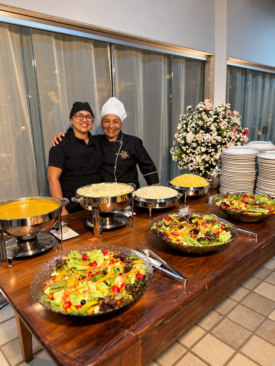 Tânia e equipe em evento com mesa de buffet